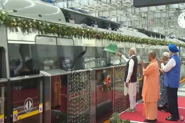 PM मोदी ने देश की पहली रैपिड रेल को दिखाई हरी झंडी, बच्चों संग किया सफर