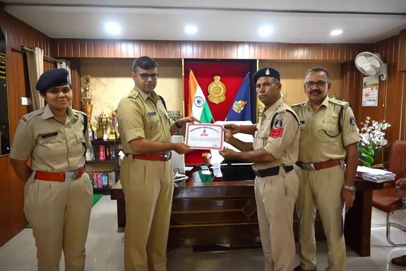 (बालोद-रायपुर) बाढ़ में फंसे अधेड़े की बचाई जान, पुलिसकर्मी हुए सम्मानित