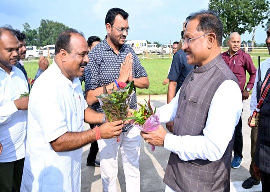 (रायपुर) मुख्यमंत्री का बगिया हैलिपैड में आत्मीय स्वागत किया गया