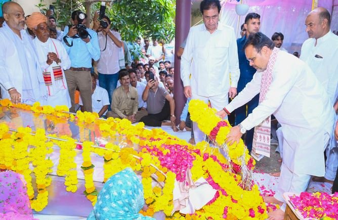 मुख्यमंत्री भजनलाल शर्मा ने पूर्व मंत्री स्व. नन्दलाल मीणा को श्रद्धासुमन अर्पित किए, राजस्व मंत्री हेमंत मीणा एवं परिजनों को बंधाया ढांढस
