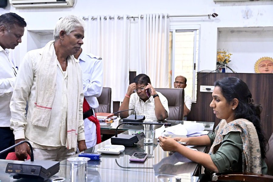 (धमतरी) जनदर्शन में प्राप्त आवेदनों का अधिकारी गंभीरता से करें निराकरण - कलेक्टर