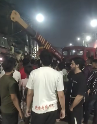 खिदिरपुर में कई वाहनों को टक्कर मारते हुए माल लदे वाहन ने ली युवक की जान