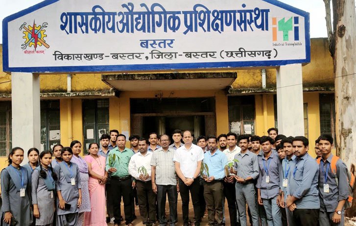 (जगदलपुर) आईटीआई बस्तर में सेवा पखवाड़ा के तहत चलाया गया स्वच्छता अभियान