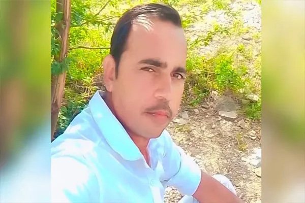 जमीनी विवाद में नृशंस हत्या, चाय पर बुलाकर चाचाओं ने भतीजे को कुल्हाड़ी से काट डाला