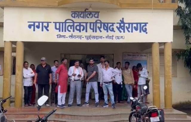 (खैरागढ़) खैरागढ़ में जलसंकट गहराया : मटका फोड़कर किया विरोध, 37 करोड़ की योजना बनी जनता की प्यास की वजह