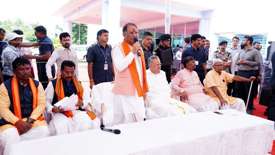 (जगदलपुर) आम लोगों से मिले सीएम, समस्याएं सुनी और हल करने का दिया आश्वासन