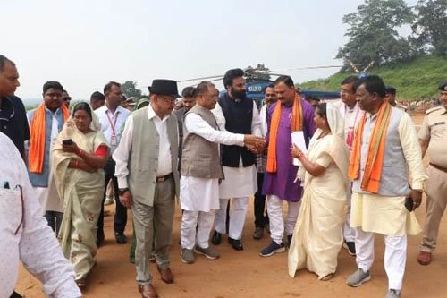 (रायपुर/सूरजपुर) मुख्यमंत्री का हेलीपेड पर जनप्रतिनिधियों ने किया आत्मीय स्वागत