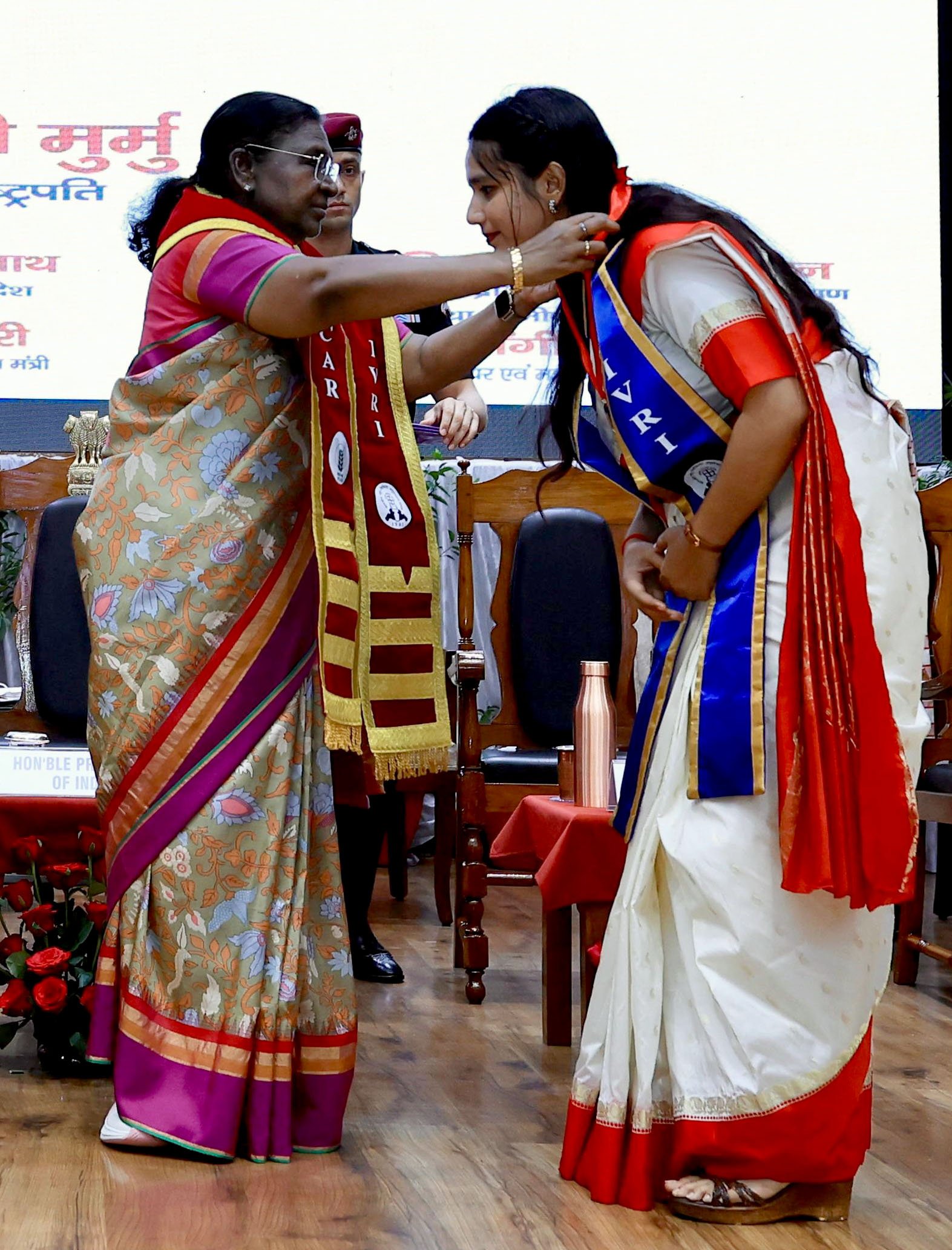 राष्ट्रपति द्रौपदी मुर्मु ने भारतीय पशु चिकित्सा अनुसंधान संस्थान, बरेली के 11वें दीक्षांत समारोह में मेधावियों को पदक एवं उपाधि प्रदान की