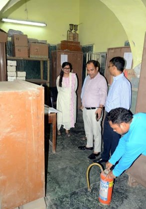 (रायपुर) कलेक्टर ने किया जिला कोषालय का निरीक्षण, मॉक ड्रिल से परखी गई अग्नि सुरक्षा की तैयारियाँ