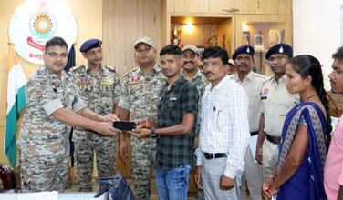 (बीजापुर) गुमशुदा मोबाइलों का वितरण एवं साइबर जागरूकता कार्यक्रम