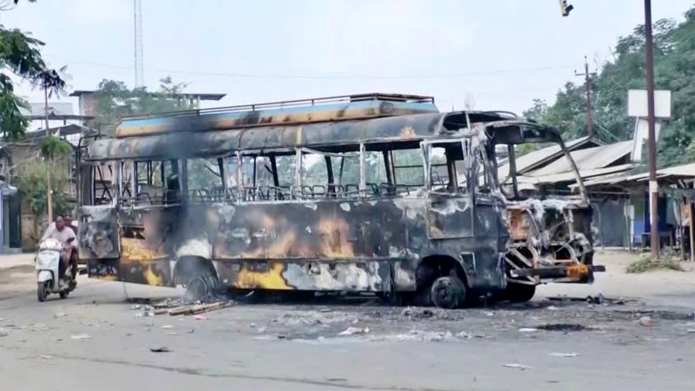 मणिपुर में हिंसक प्रदर्शन के बाद पांच जिलों में कर्फ्यू, इंटरनेट और मोबाइल डेटा सेवा सस्पेंड 