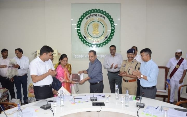  (रायपुर )  स्मृति पुस्तकालय योजना, रायपुर में शिक्षा को बढ़ावा : प्राचार्य जानकी ज्योति वर्मा ने दान की पुस्तकें