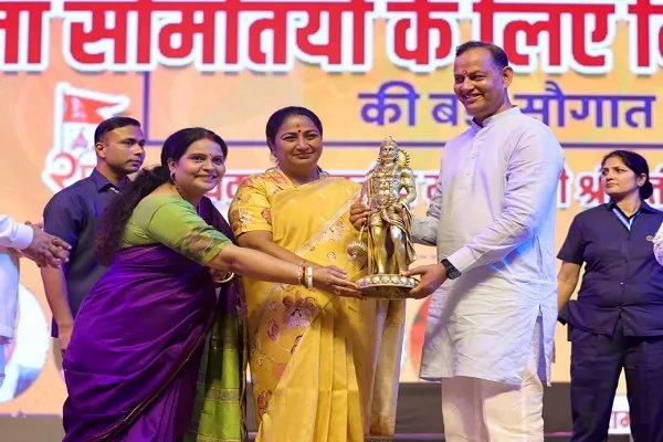 नई पीढ़ी को नैतिक मूल्यों से जोड़कर, विकसित दिल्ली निर्माण की प्रेरणा दे रहीं रामलीलाएं : सीएम रेखा गुप्ता