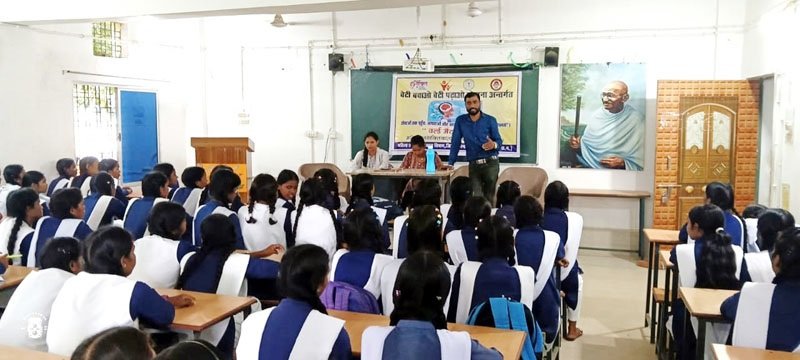 (एमसीबी) बुंदेली में बेटी बचाओ, बेटी पढ़ाओ के अंतर्गत बालिकाओं को दी गई मानसिक स्वास्थ्य की जानकारी