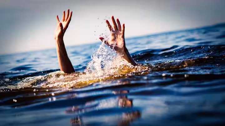 मासूम बेटे को कमर में बांध मां ने नदी में लगाई छलांग, मौत