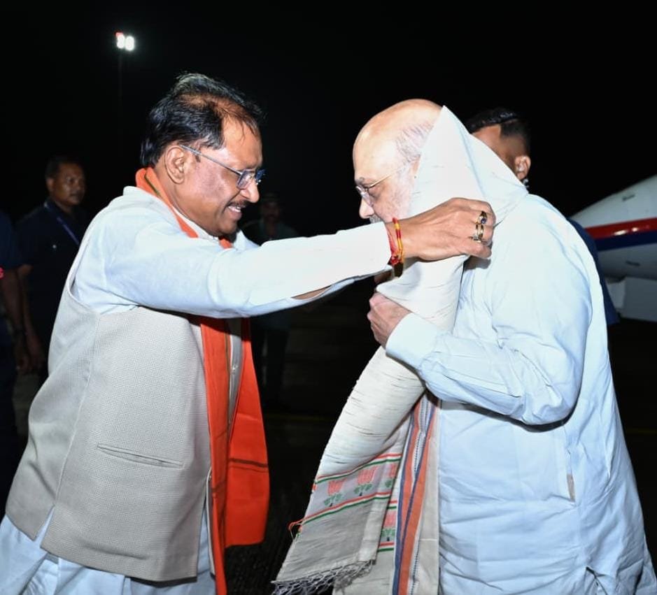 (रायपुर) केंद्रीय गृह मंत्री अमित शाह का मुख्यमंत्री विष्णुदेव साय ने स्वामी विवेकानंद विमानतल पर किया आत्मीय स्वागत