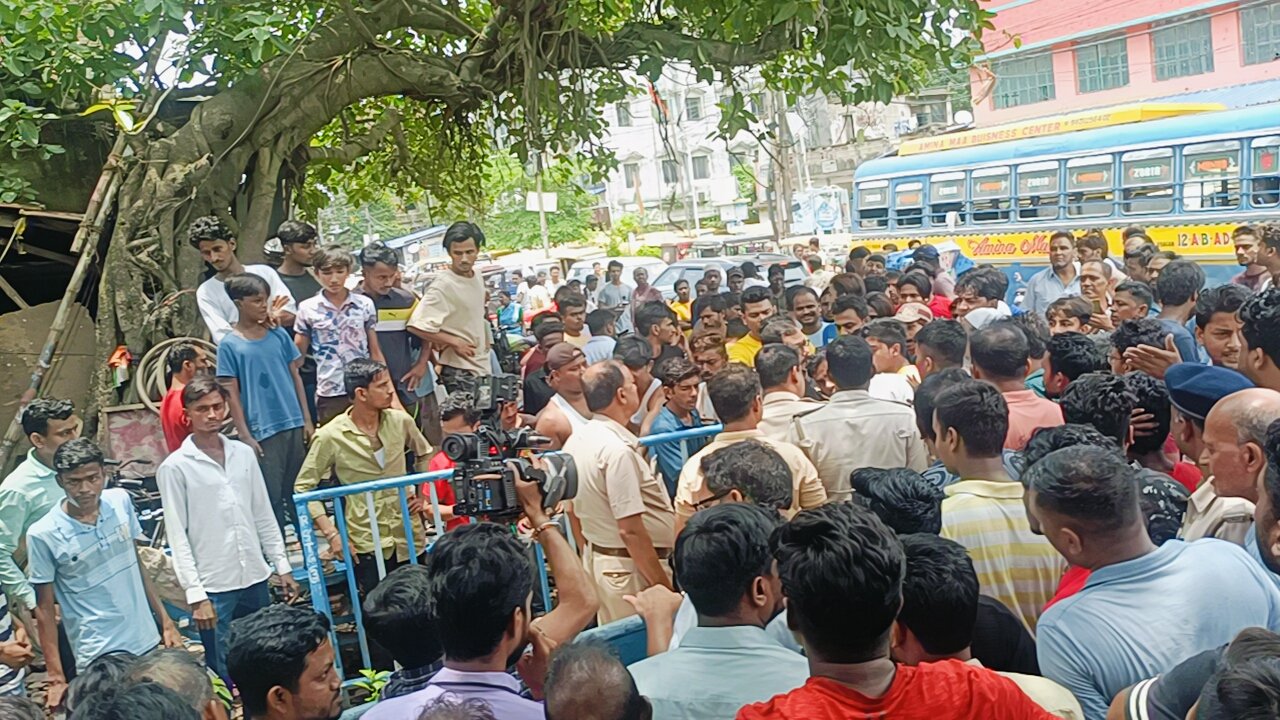 वृहत्तर मटियाबुर्ज के कई इलाकों में दो समुदायों के बीच हिंसक झड़प