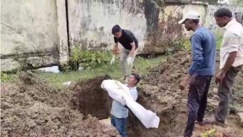 (बलौदाबाजार) सड़क हादसे में मृत विक्षिप्त व्यक्ति का पुलिसकर्मियों ने किया अंतिम संस्कार, मानवता की मिसाल पेश की