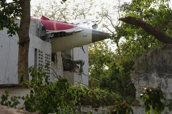 एयर  इंडिया प्लेन हादसा : दो महीने बाद भी डीएनए रिपोर्ट का इंतजार, शवों की अदला-बदली से बढ़ी ब्रिटिश परिवारों की पीड़ा