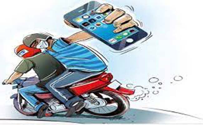 (रायपुर) स्कूटी सवार युवक मोबाइल लेकर फरार