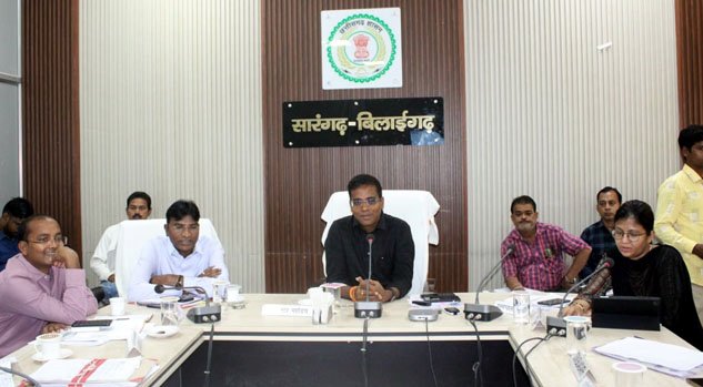(सारंगढ़ बिलाईगढ़) कोई भी निर्माण काम नहीं रुकना चाहिए - कलेक्टर