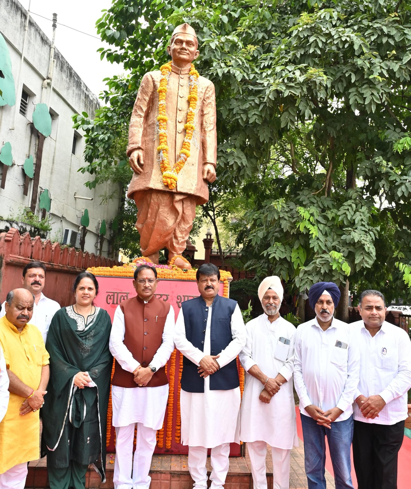 (रायपुर)मुख्यमंत्री विष्णुदेव साय ने राष्ट्रपिता महात्मा गांधी और पूर्व प्रधानमंत्री लाल बहादुर शास्त्री की प्रतिमा पर किया माल्यार्पण