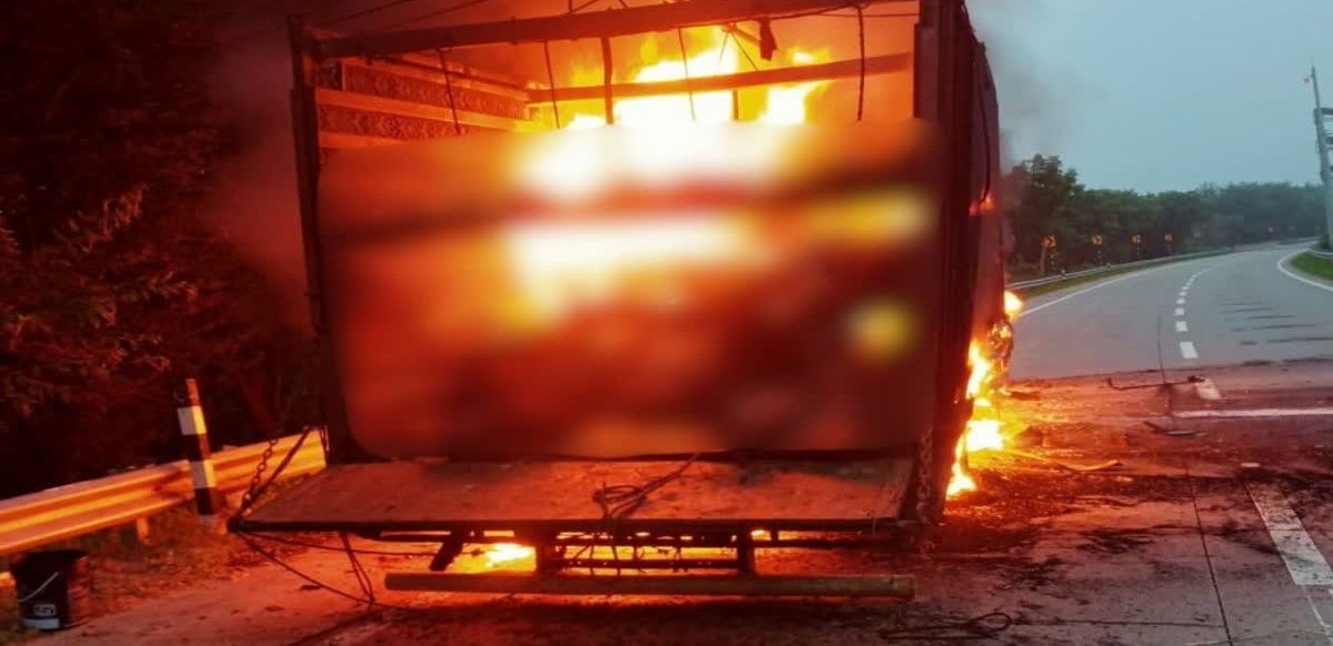 बकरे-बकरियों को ले जा रहे ट्रक में लगी भीषण आग, 100 से ज्यादा जिंदा जले
