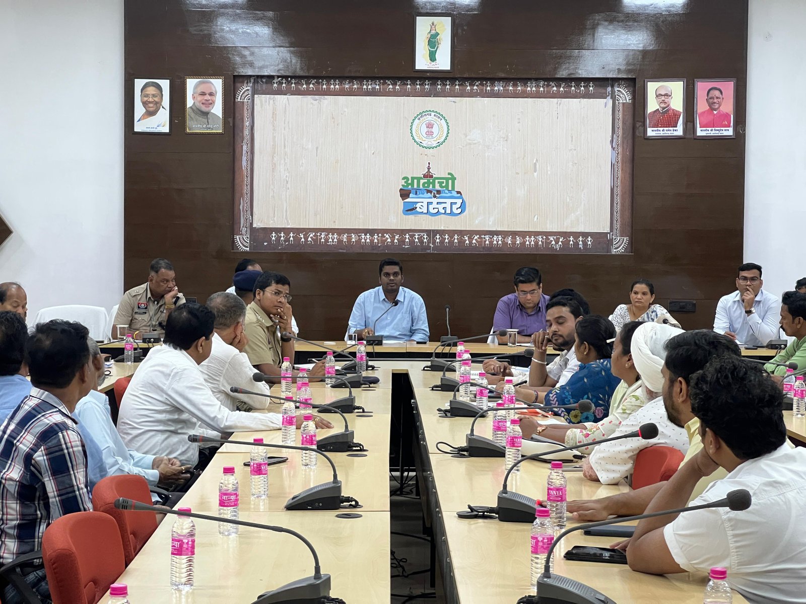 जगदलपुर )यातायात व्यवस्था के तहत सेवा केंद्रों के समीप रेडियम लगे ड्रमों का उपयोग कर करें बैरिकेटिंग - कलेक्टर
,