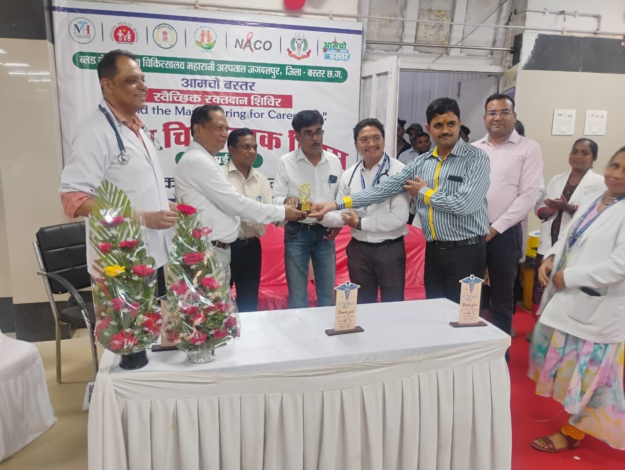 राष्ट्रीय चिकित्सक दिवस पर भावी डॉक्टरों और पैरामेडिकल स्टाफ ने किया रक्तदान, मिले प्रमाण पत्र और स्मृति चिन्ह