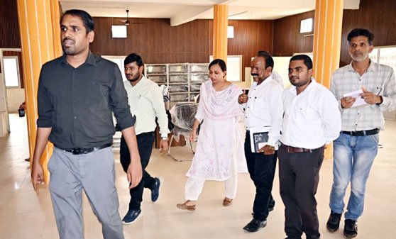 (धमतरी) कलेक्टर ने नगरी में बन रही प्रतियोगी परीक्षा के लिए लाइब्रेरी का किया निरीक्षण