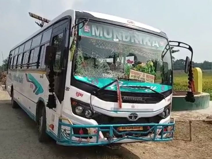 रफ्तार का कहर: टूरिस्ट बस ने बाइक सवारों को मारी जोरदार टक्कर, दो सगी बहनों समेत 3 की मौत