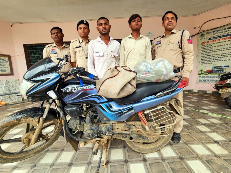 (कवर्धा) 96 पौवा अवैध देशी शराब जब्त, दो युवक गिरफ्तार