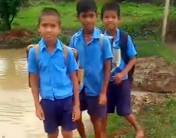 (बेमेतरा) बरसात में कीचड़ से सनी राहें, खेतों के मेढ़ों से गुजर कर स्कूल पहुंच रहे बच्चे