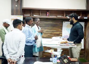 (जशपुर) कलेक्टर व्यास ने जनदर्शन में जानी लोगों की समस्याएं