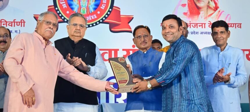 (कोरबा) कोरबा के अंतरराष्ट्रीय तबला वादक मोरध्वज वैष्णव मुख्यमंत्री के द्वारा सम्मानित