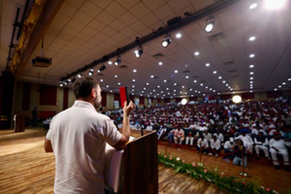 देश में संविधान और मनुस्मृति के बीच है लड़ाई - राहुल गांधी