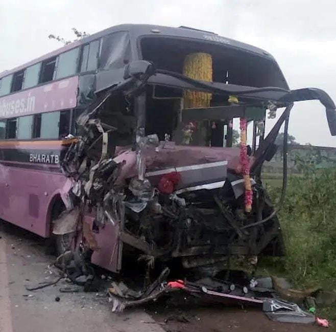 (जगदलपुर)  खड़े ट्रक से टकराई बस; दो की मौत, कई घायल