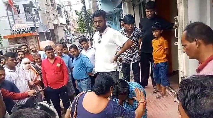 (बिलासपुर) नशे में धुत चौकीदार ने मचाया तांडव, मालकिन ने सड़क पर कर दी पिटाई, वीडियो वायरल