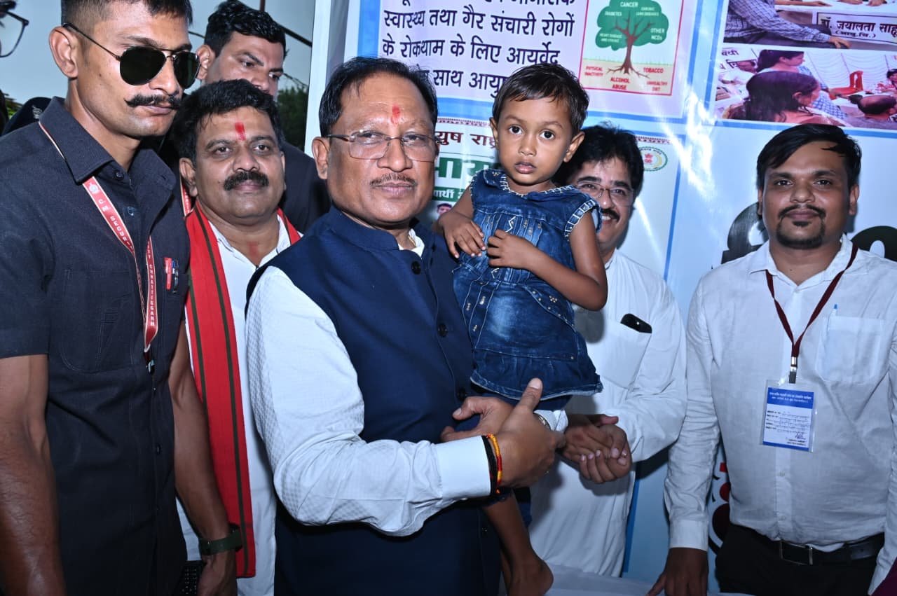 (धमतरी) मुख्यमंत्री ने प्रीति बिटिया को किया दुलार, कराया स्वर्ण प्राशन