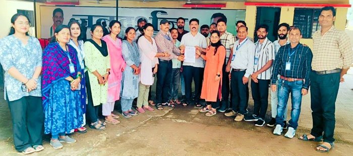 (बीजापुर) एनएचएम कर्मचारी संघ ने नियमितीकरण की मांग को लेकर विधायक विक्रम मंडावी को सौंपा ज्ञापन