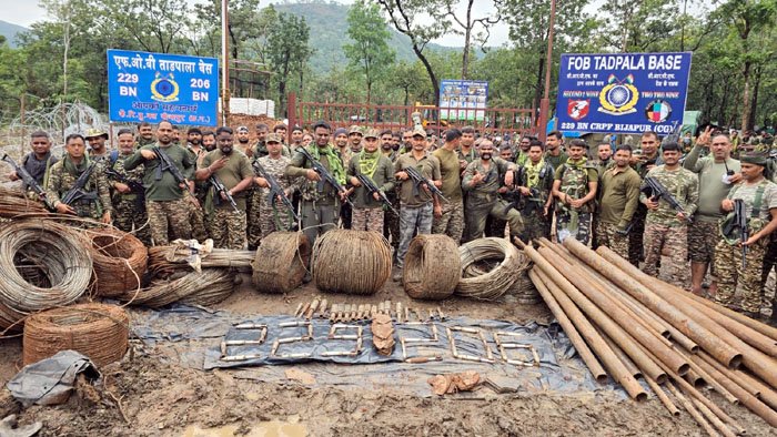 (बीजापुर) सुरक्षा बलों ने बरामद किया नक्सली हथियारों का जखीरा