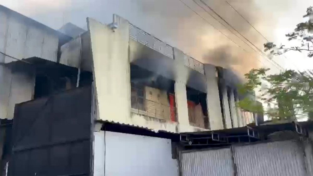 महाराष्ट्र के सोलापुर में फैक्ट्री में लगी भीषण आग, तीन की मौत, मालिक का परिवार अंदर फंसा