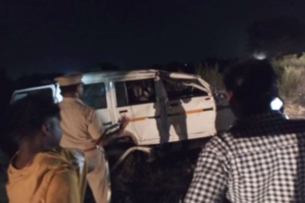 महाराष्‍ट्र: नंदुरबार में तेज रफ्तार कार ने तीन बाइक सवारों को टक्कर मारी, पांच लोगों की मौत