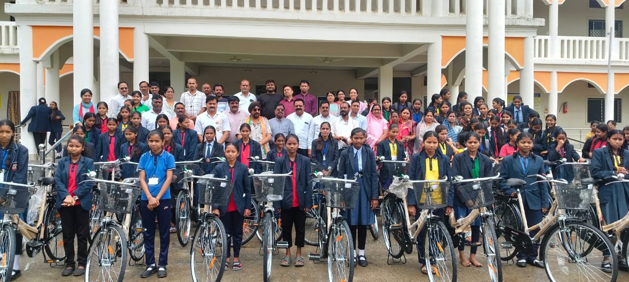  (धमतरी) पीएम श्री श्रृंगी ऋषि विद्यालय नगरी में संपन्न हुआ साइकिल वितरण कार्यक्रम