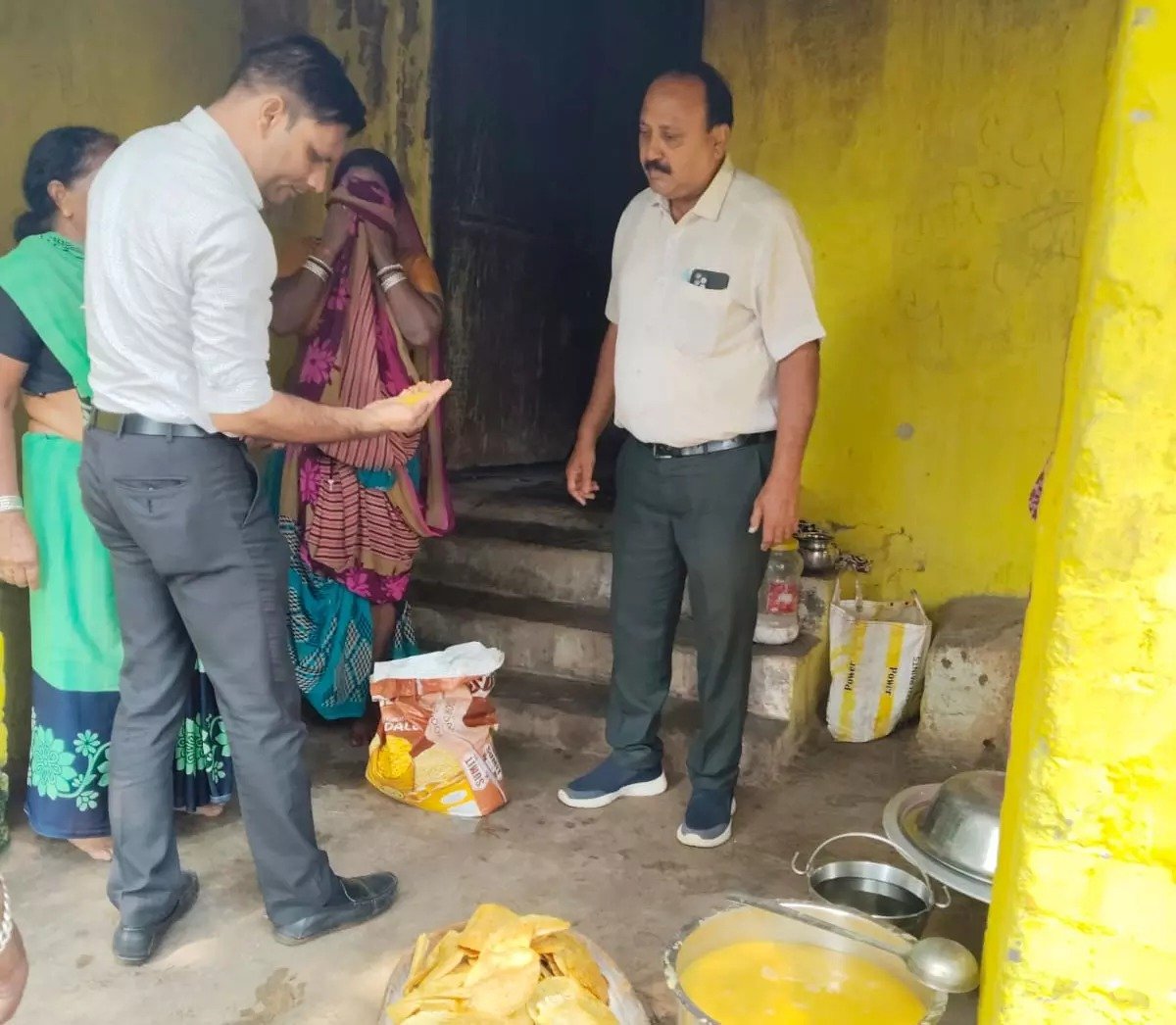 (बलौदाबाजार) जिला शिक्षा अधिकारी ने प्राचार्य व लिपिक सहित 12 शिक्षकों को थमाया नोटिस