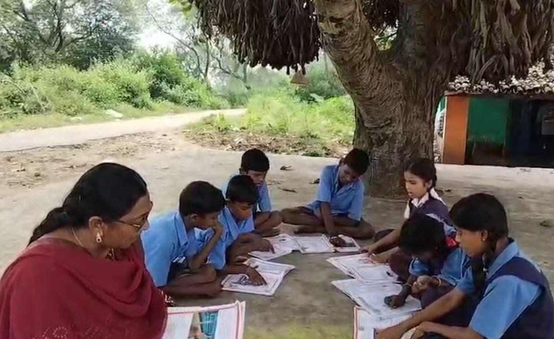 (गरियाबंद) भवन पर टेंट हाउस संचालक का कब्जा, पेड़ के नीचे पढ़ाई को मजबूर नौनिहाल