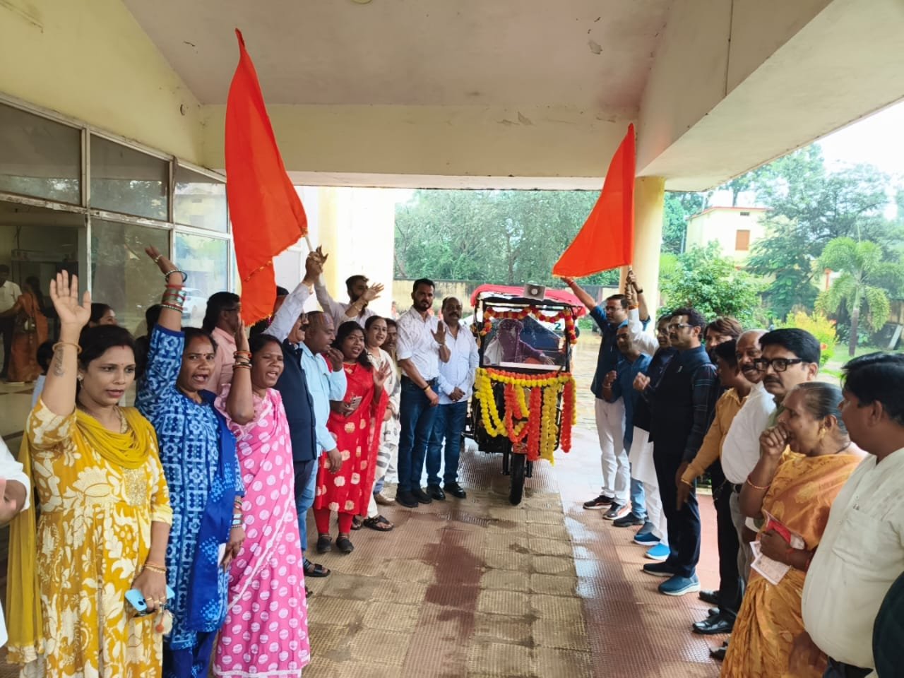 (जगदलपुर )  स्वच्छ दुर्गा उत्सव अभियान के अंतर्गत पूजा सामग्री संग्रहण वाहन (ई-रिक्शा) सेवा का शुभारंभ