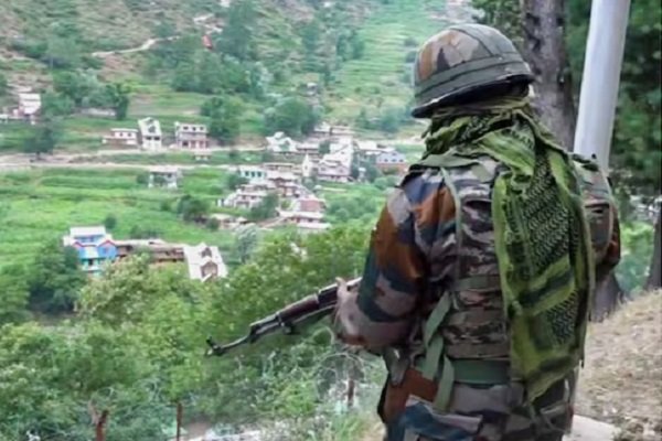 जम्मू-कश्मीरः बांदीपोरा में सेना के कैंप पर फायरिंग, खनयार में सुरक्षाबलों ने दो आतंकियों को घेरा