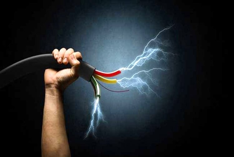 बिजली की हाईटेंशन लाइन की चपेट में आने से तीन लोग जिंदा जले