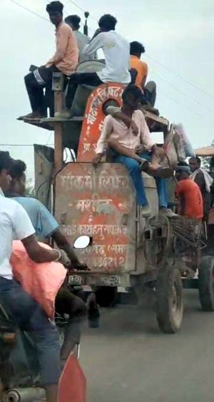(आरंग-रायपुर) मिक्सर मशीन पर सफर करते दिखे मजदूर, जान जोखिम में डालकर तोड़े ट्रैफिक नियम